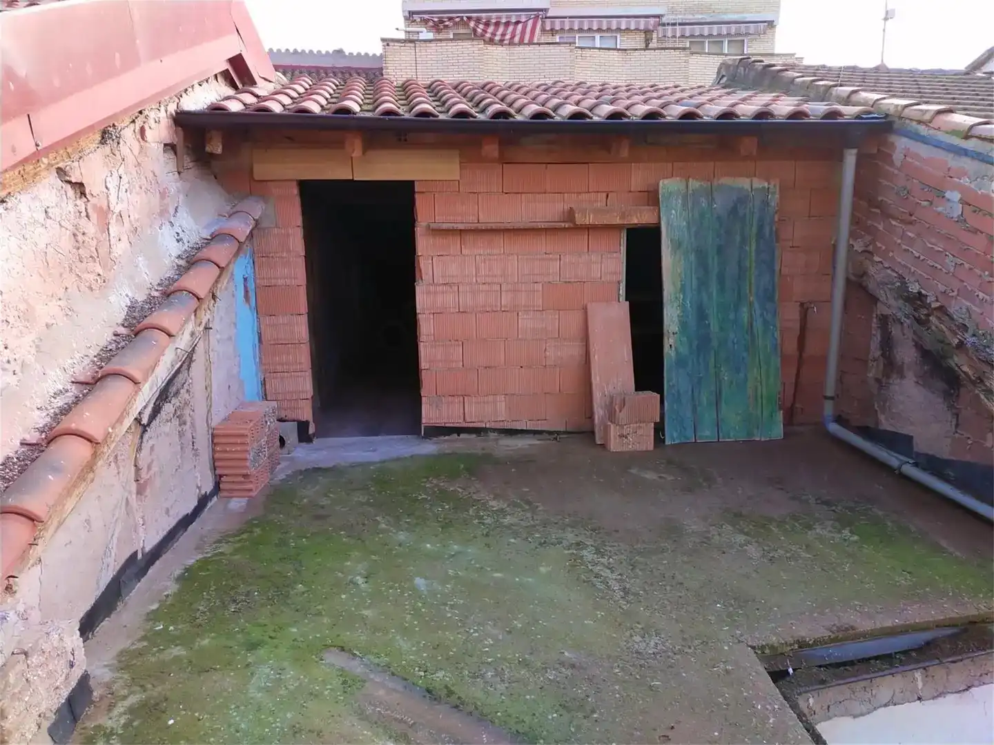 Vista exterior de Casa adosada en venda en Nájera amb Balcó