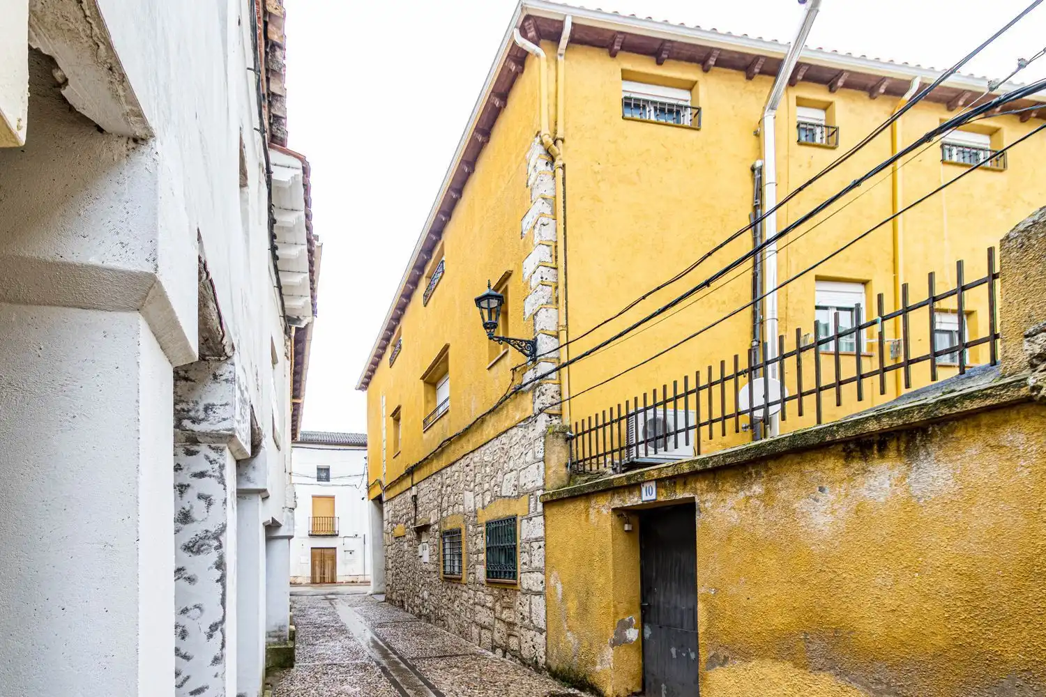 Exterior view of Houses for sale in Fuentelencina  with Air Conditioner and Storage room
