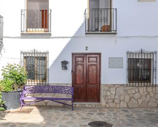 Vista exterior de Casa adosada en venda en Yunquera amb Jardí privat