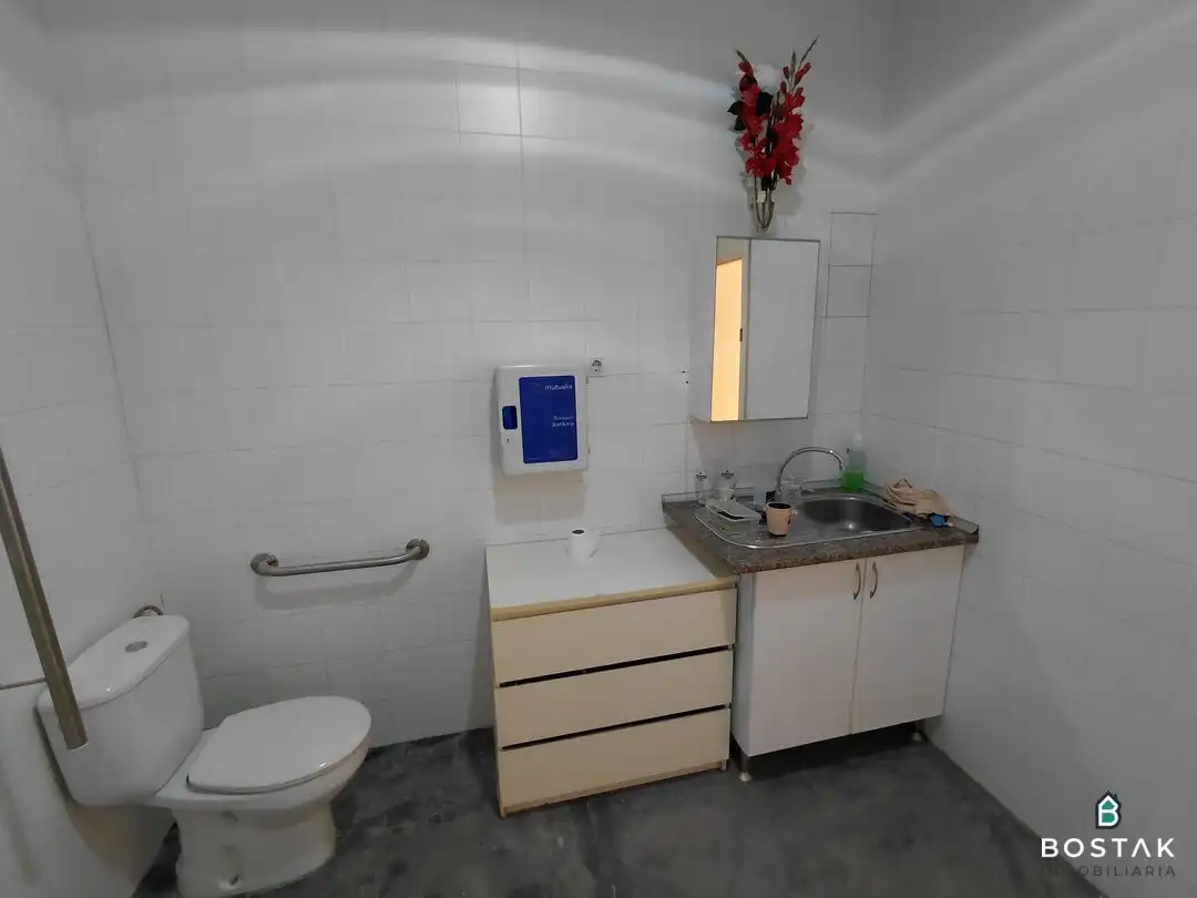 Baño de Local de alquiler en Bilbao  con Aire acondicionado