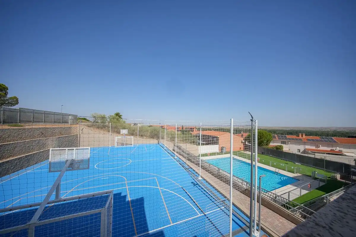 Piscina de Casa adosada en venda en Aranjuez amb Aire condicionat, Calefacció i Jardí privat