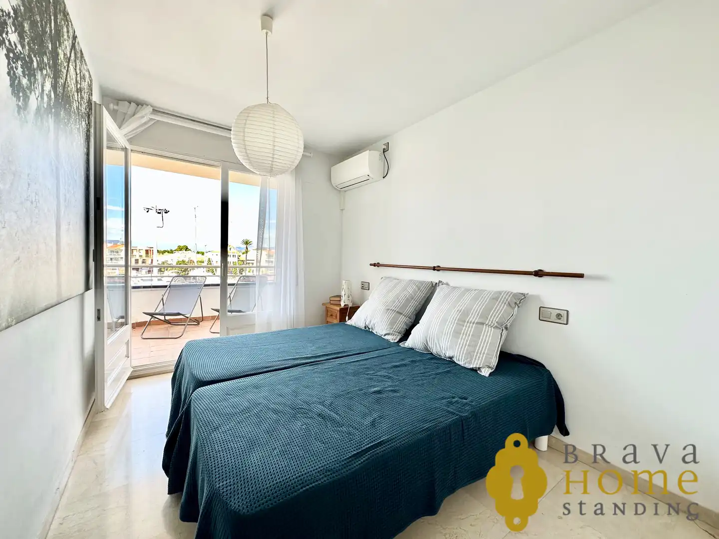 Schlafzimmer von Dachboden zum Verkauf in Empuriabrava mit Klimaanlage, Terrasse und Möbliert