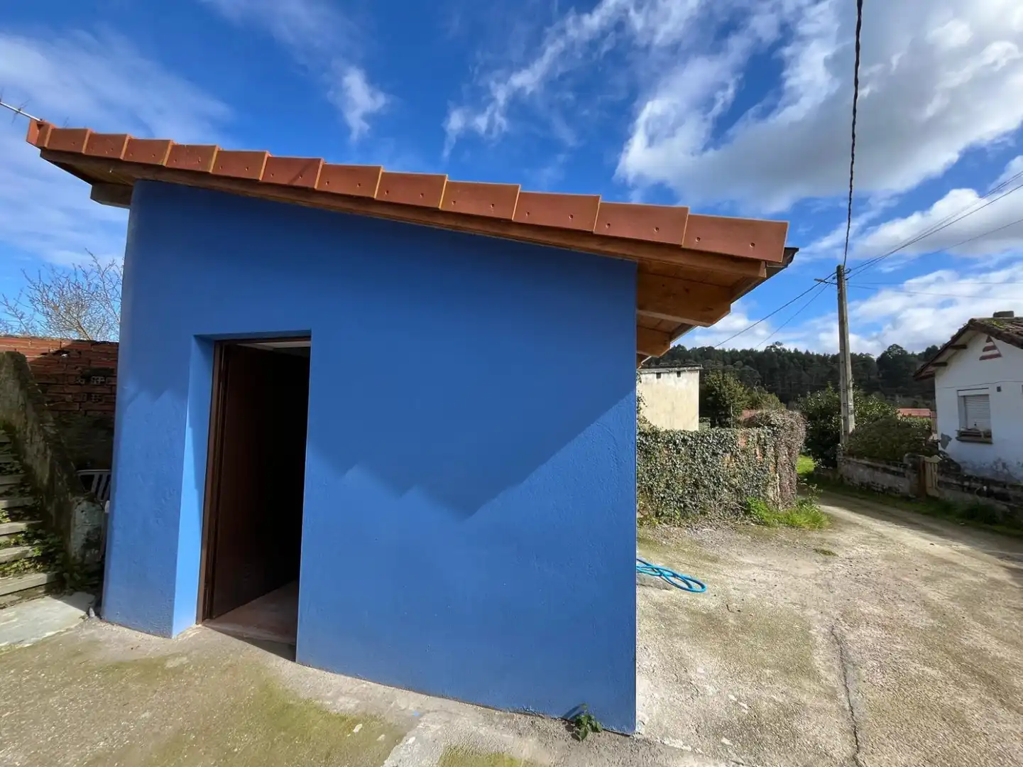 Vista exterior de Casa adosada en venda en Castrillón amb Traster