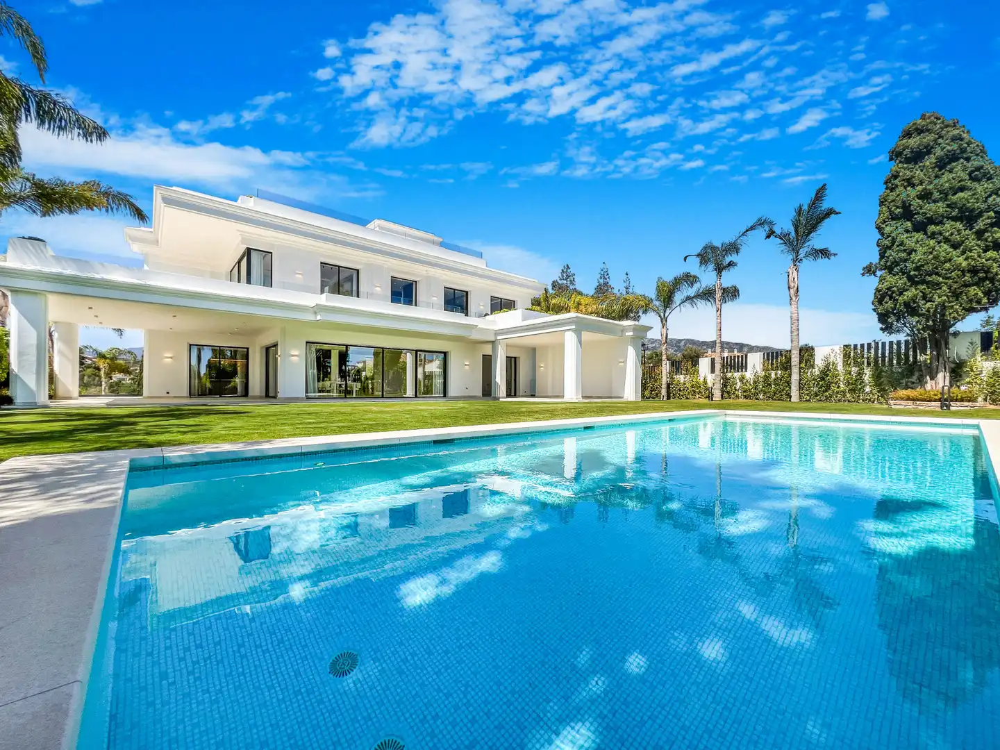 Schwimmbecken von Haus oder Chalet zum Verkauf in Marbella mit Klimaanlage, Heizung und Privatgarten