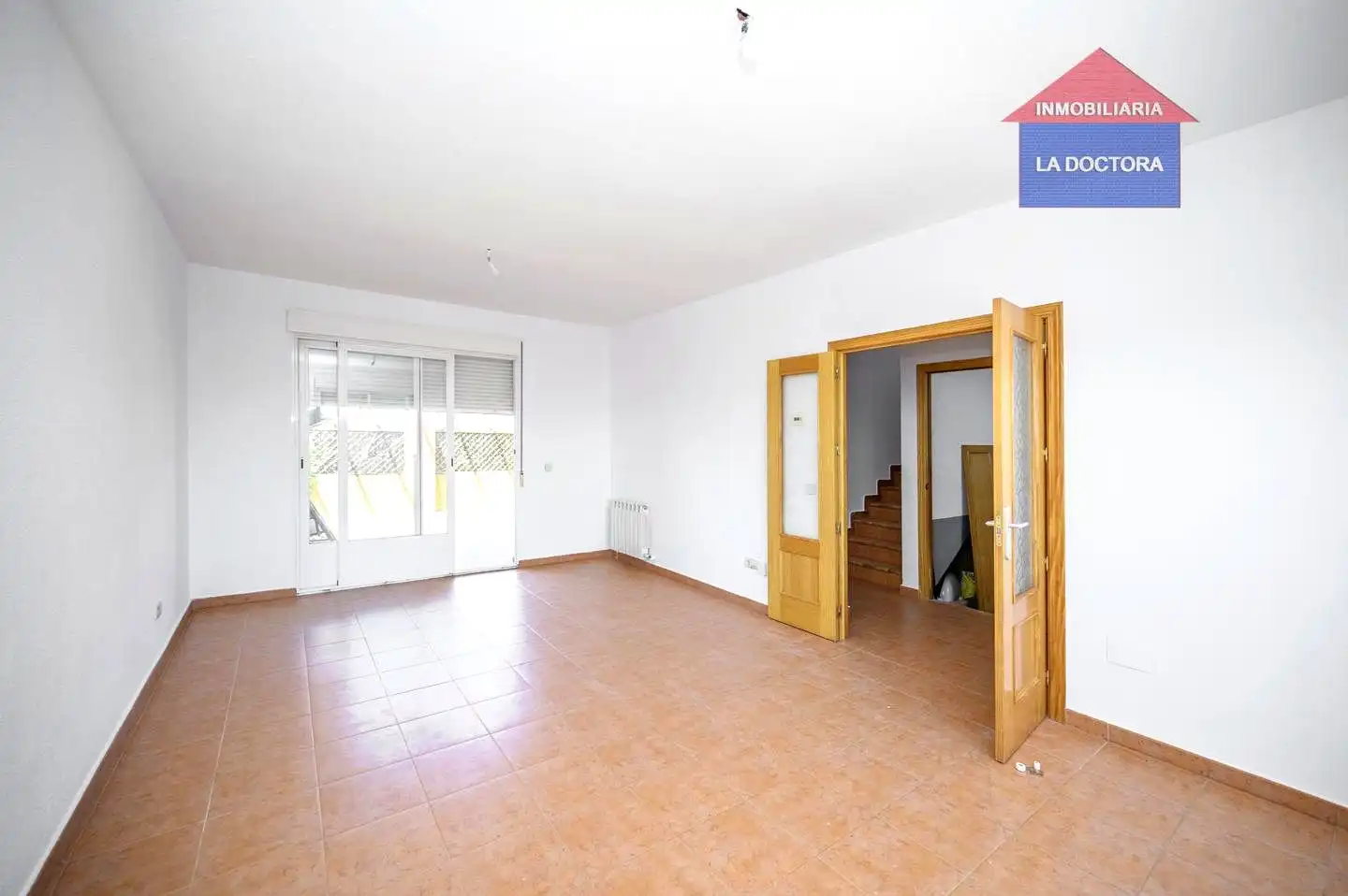 Sala d'estar de Casa adosada en venda en Camarena amb Calefacció, Jardí privat i Terrassa