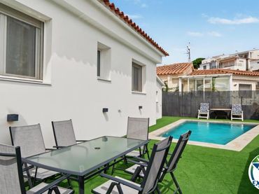 House with pool for sale in Carrer Còrdova