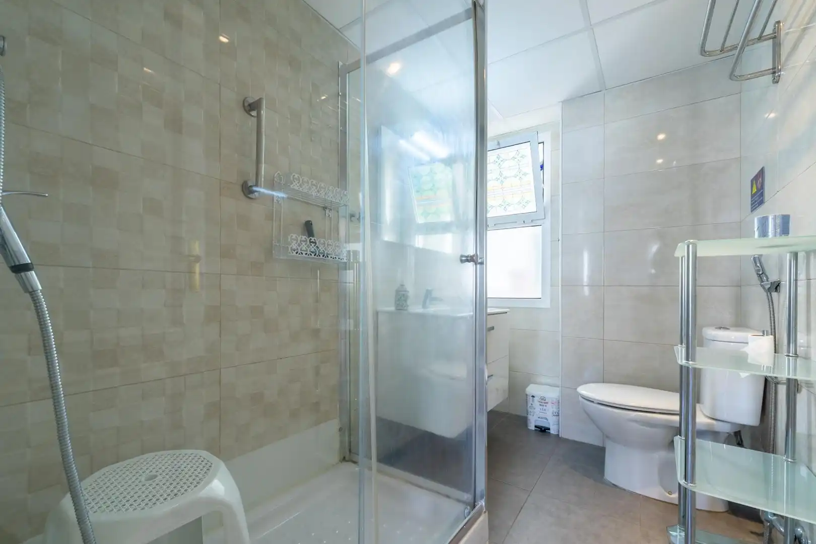Badezimmer von Wohnung zum Verkauf in Fuengirola mit Klimaanlage, Heizung und Gemeinschaftspool