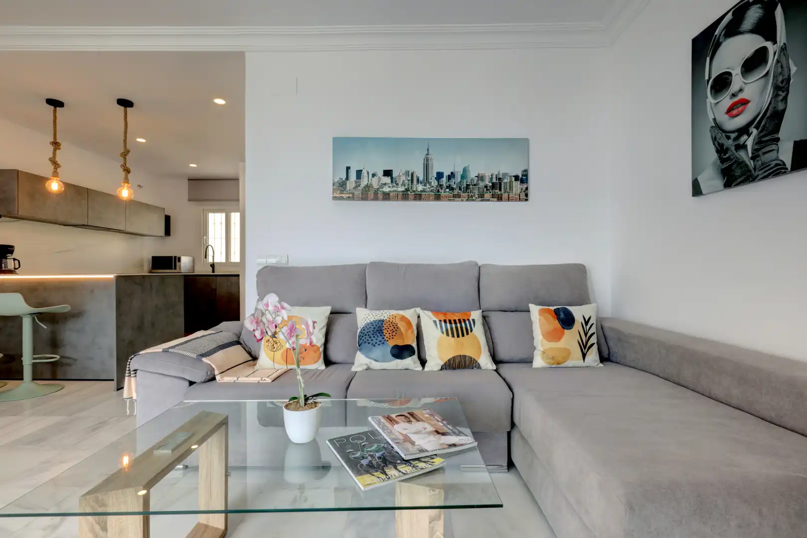 Sala d'estar de Apartament en venda en Estepona amb Aire condicionat, Jardí privat i Terrassa