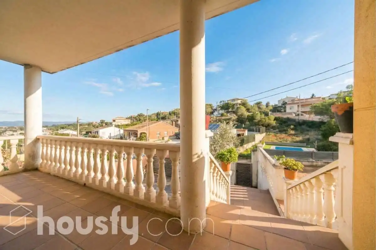 Vista exterior de Casa o xalet en venda en Olèrdola amb Aire condicionat, Calefacció i Jardí privat