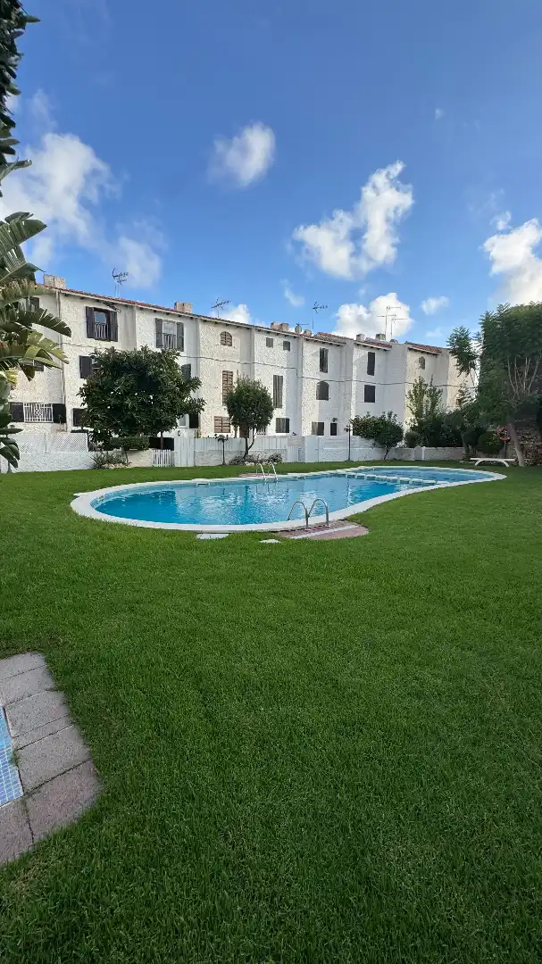 Schwimmbecken von Einfamilien-Reihenhaus zum Verkauf in Torredembarra mit Klimaanlage, Heizung und Privatgarten