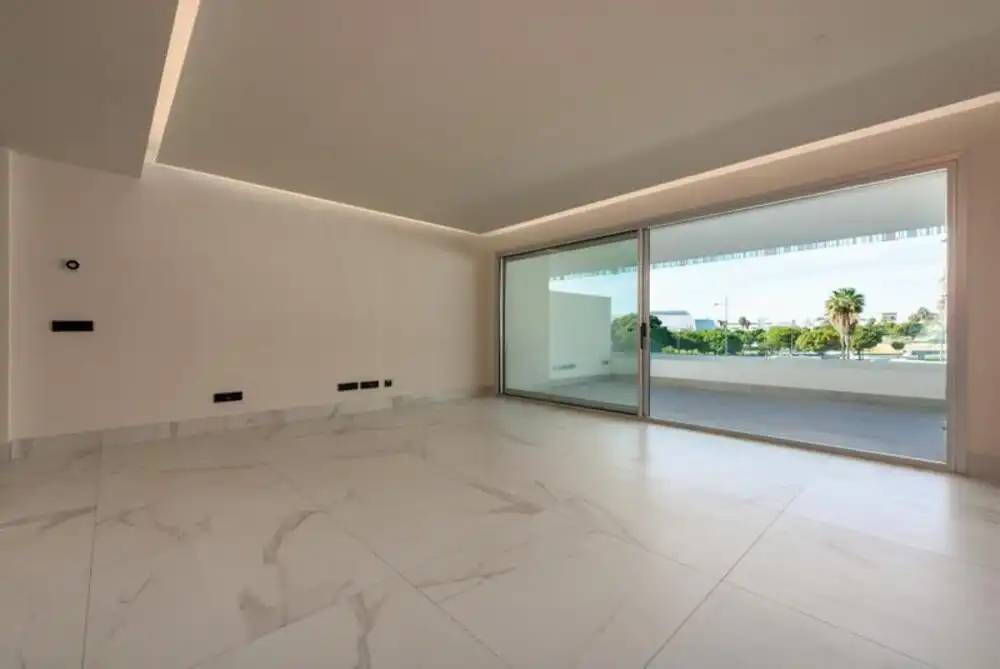 Sala d'estar de Apartament de lloguer en Marbella amb Aire condicionat, Terrassa i Piscina