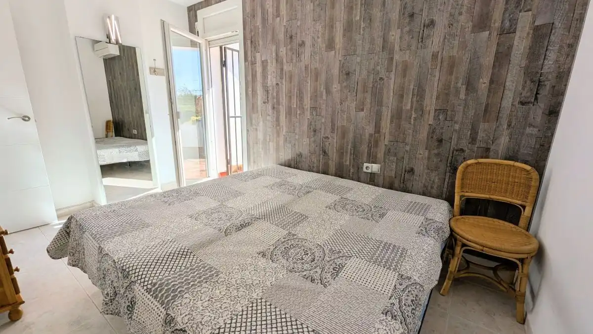 Schlafzimmer von Einfamilien-Reihenhaus zum Verkauf in Empuriabrava mit Klimaanlage, Heizung und Privatgarten