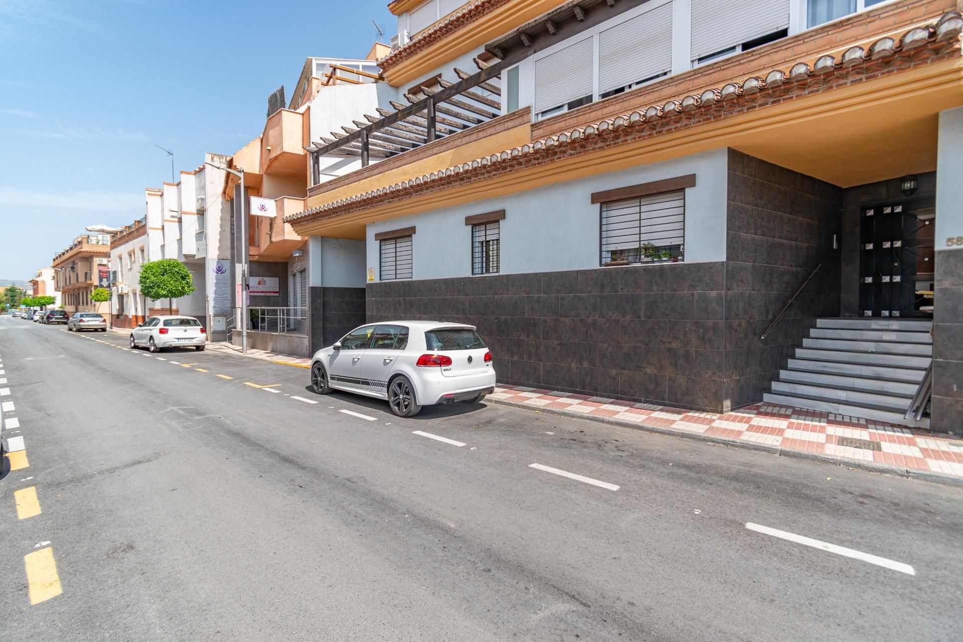 Vista exterior de Pis en venda en Churriana de la Vega amb Calefacció i Traster
