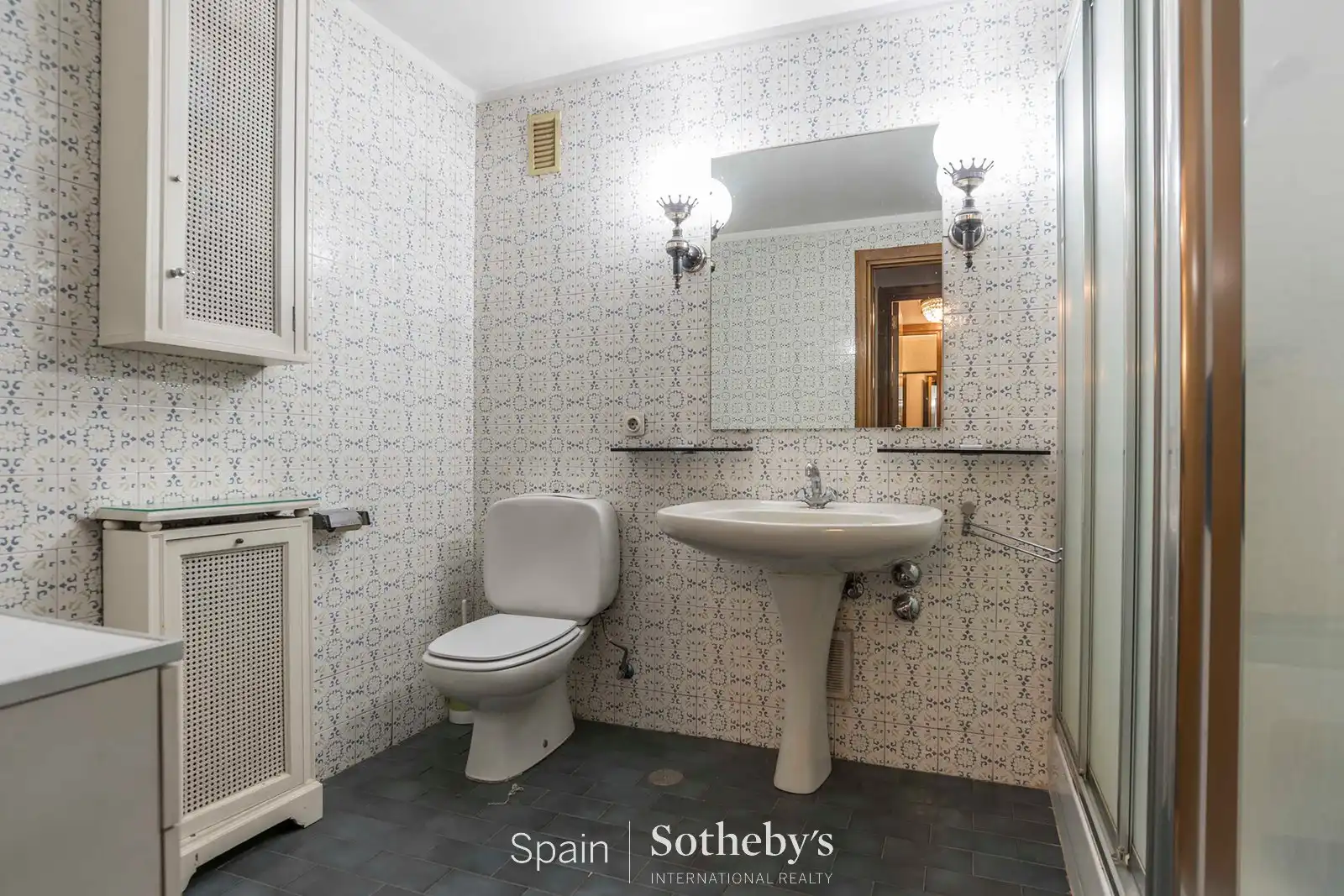 Baño de Apartamento en venta en Madrid con Aire acondicionado, Calefacción y Jardín privado