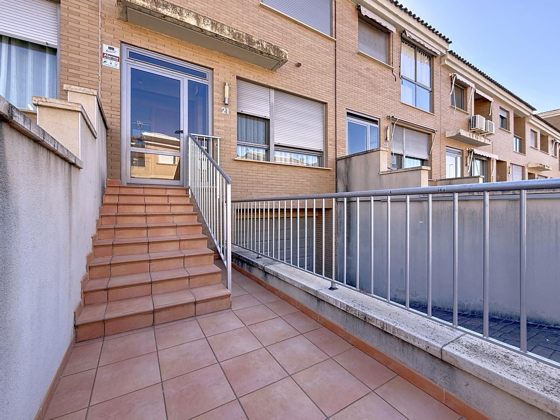 Exterior view of Single-family semi-detached for sale in Onil  with Heating, Terrace and Balcony