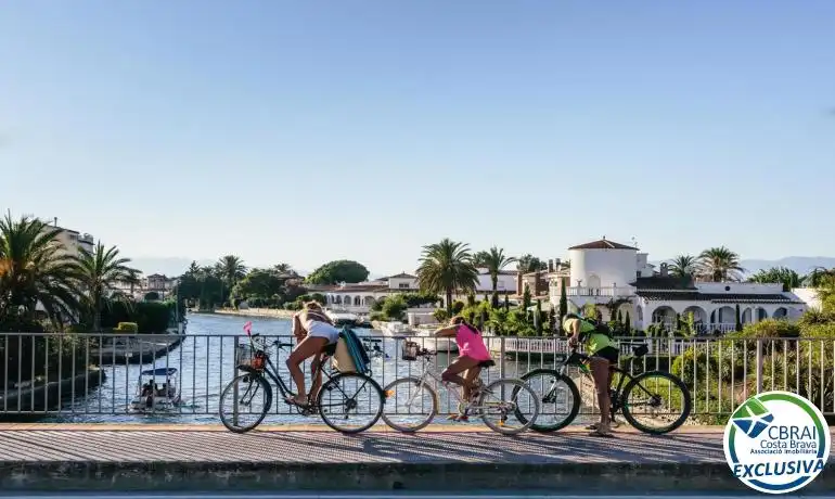 Vista exterior de Apartament en venda en Empuriabrava amb Aire condicionat, Calefacció i Moblat