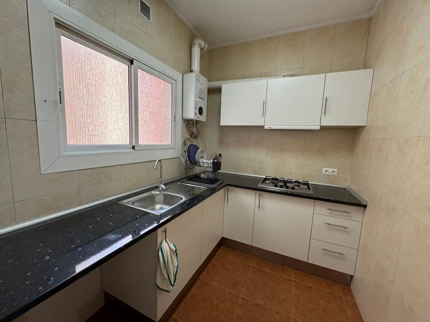 Cuina de Pis en venda en Barcelona amb Moblat, Forn i Alarma