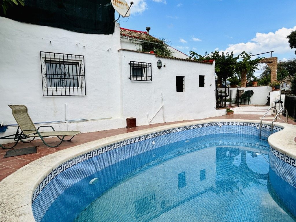 Piscina de Finca rústica en venda en Iznájar amb Aire condicionat, Terrassa i Piscina