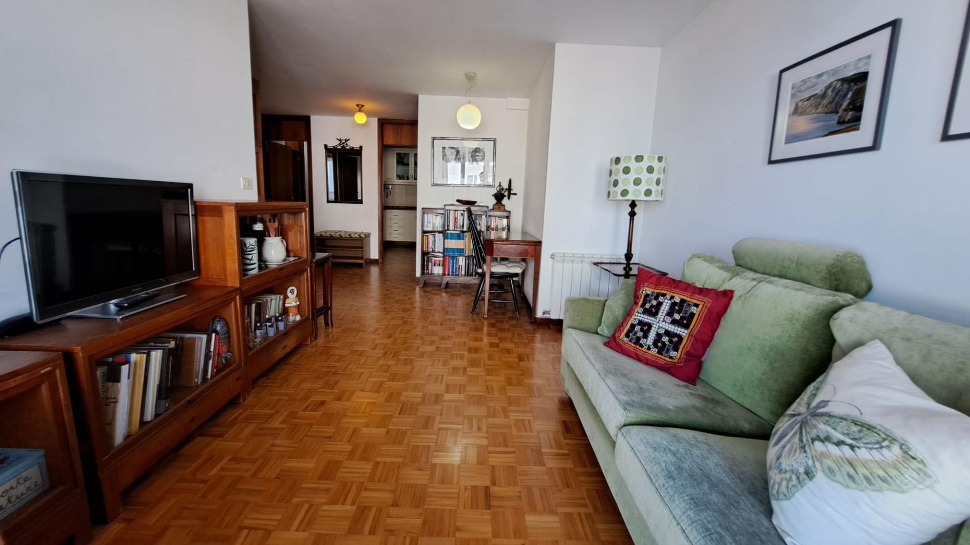 Sala d'estar de Pis de lloguer en A Coruña Capital  amb Parquet