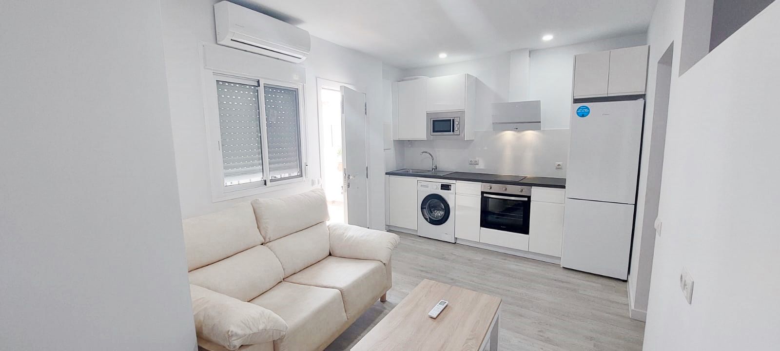 Cuina de Apartament de lloguer en Málaga Capital amb Aire condicionat, Terrassa i Moblat