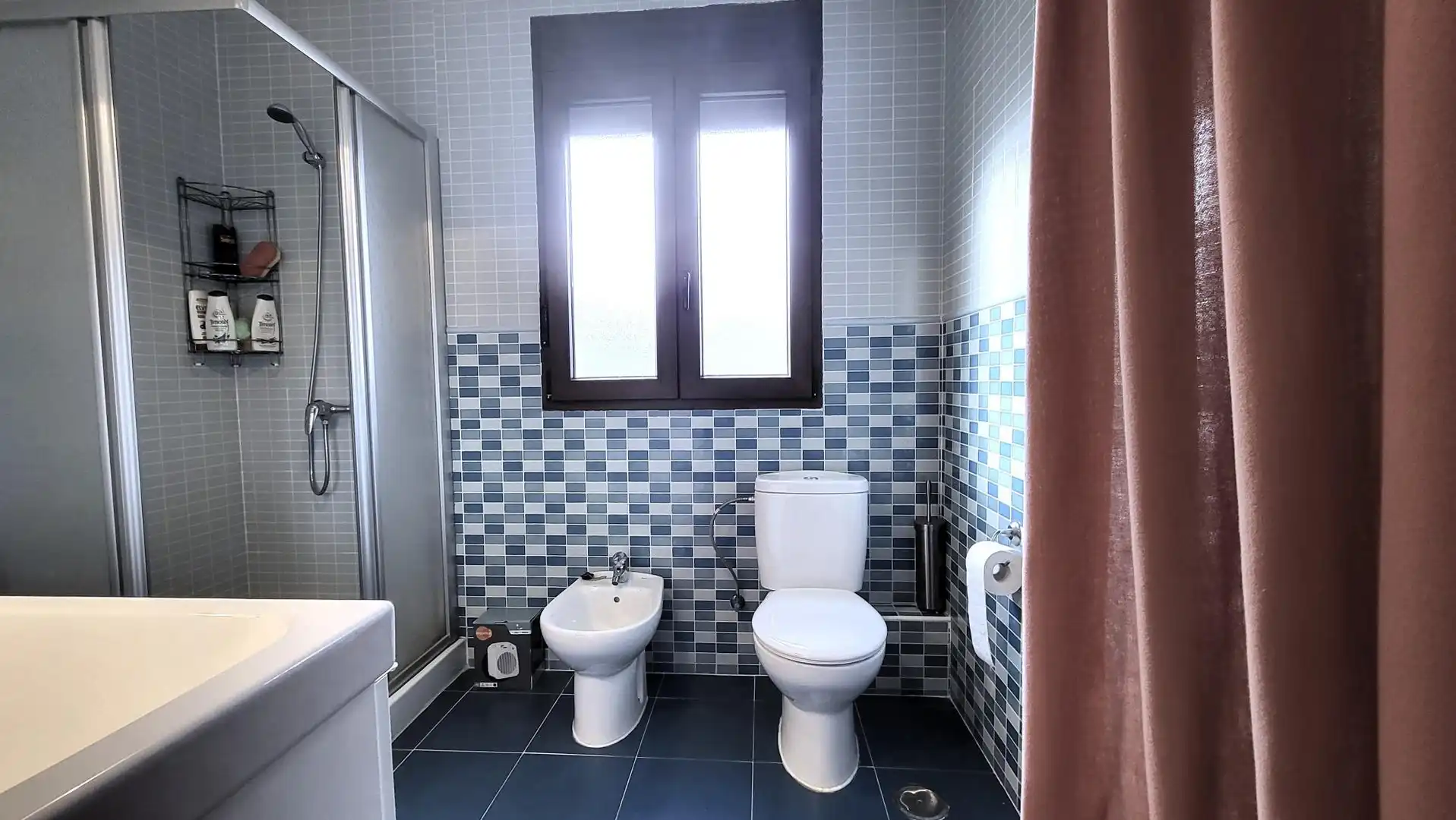 Bany de Casa o xalet en venda en Villanueva de Ávila amb Jardí privat, Terrassa i Traster