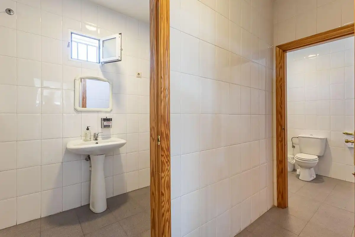 Badezimmer von Gebäude zur Miete in La Zubia