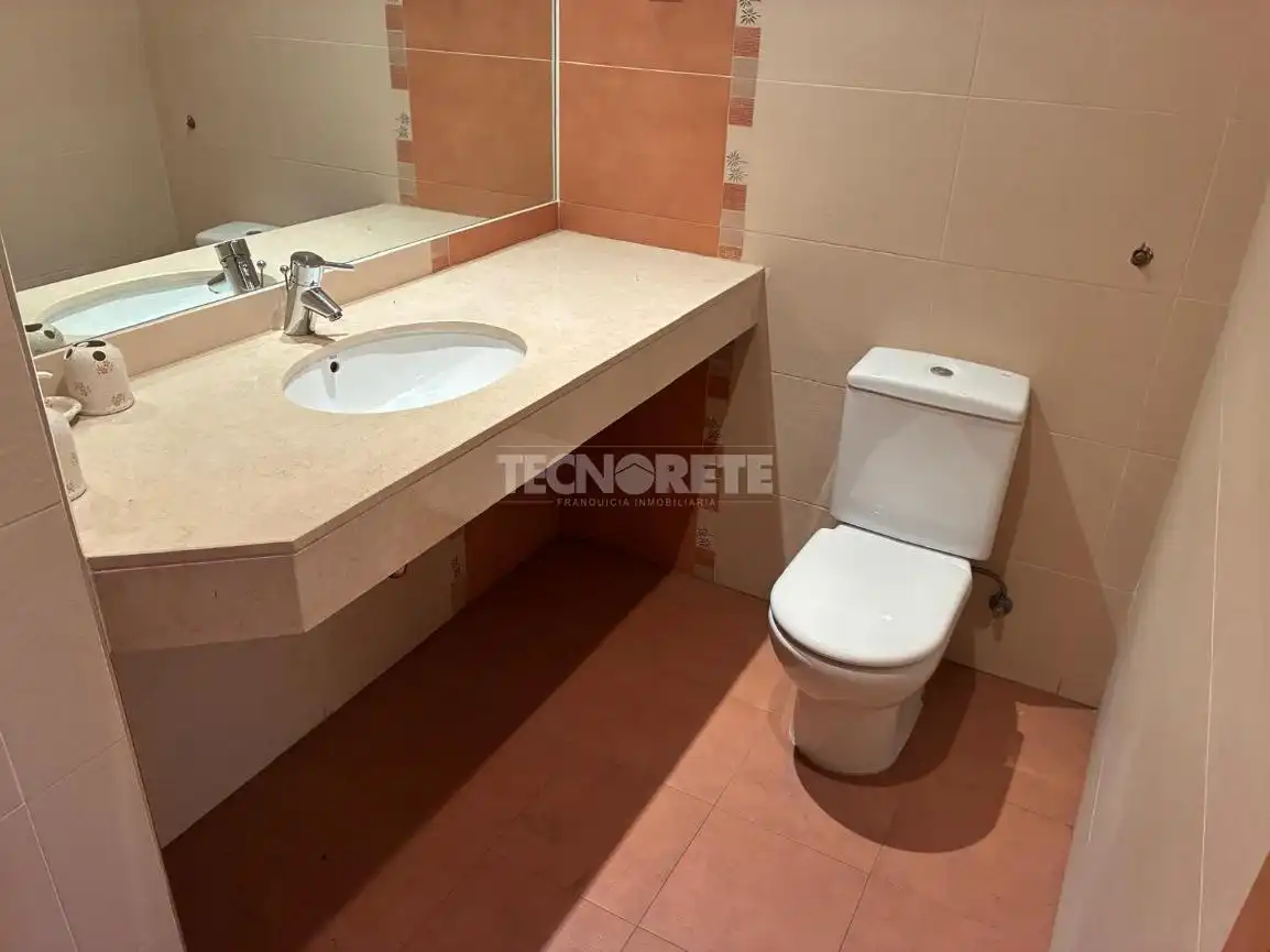 Bany de Local en venda en Guadalajara amb Aire condicionat i Calefacció