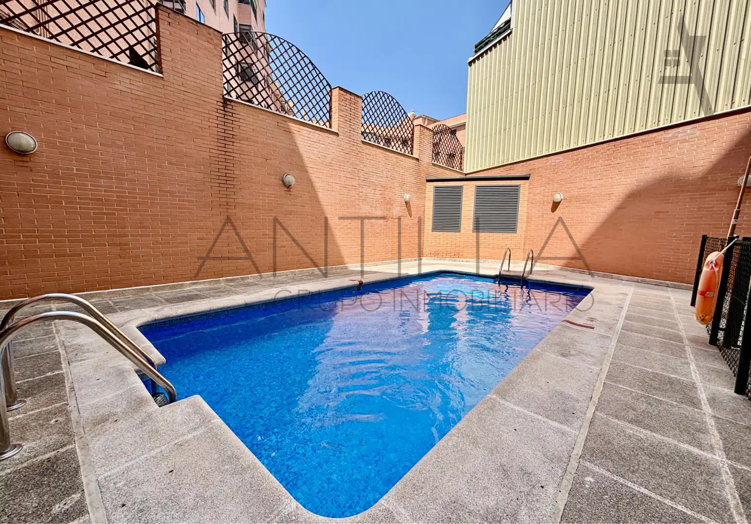 Swimming pool of Flat for sale in Madrid  with Air Conditioner, Heating and Furnished