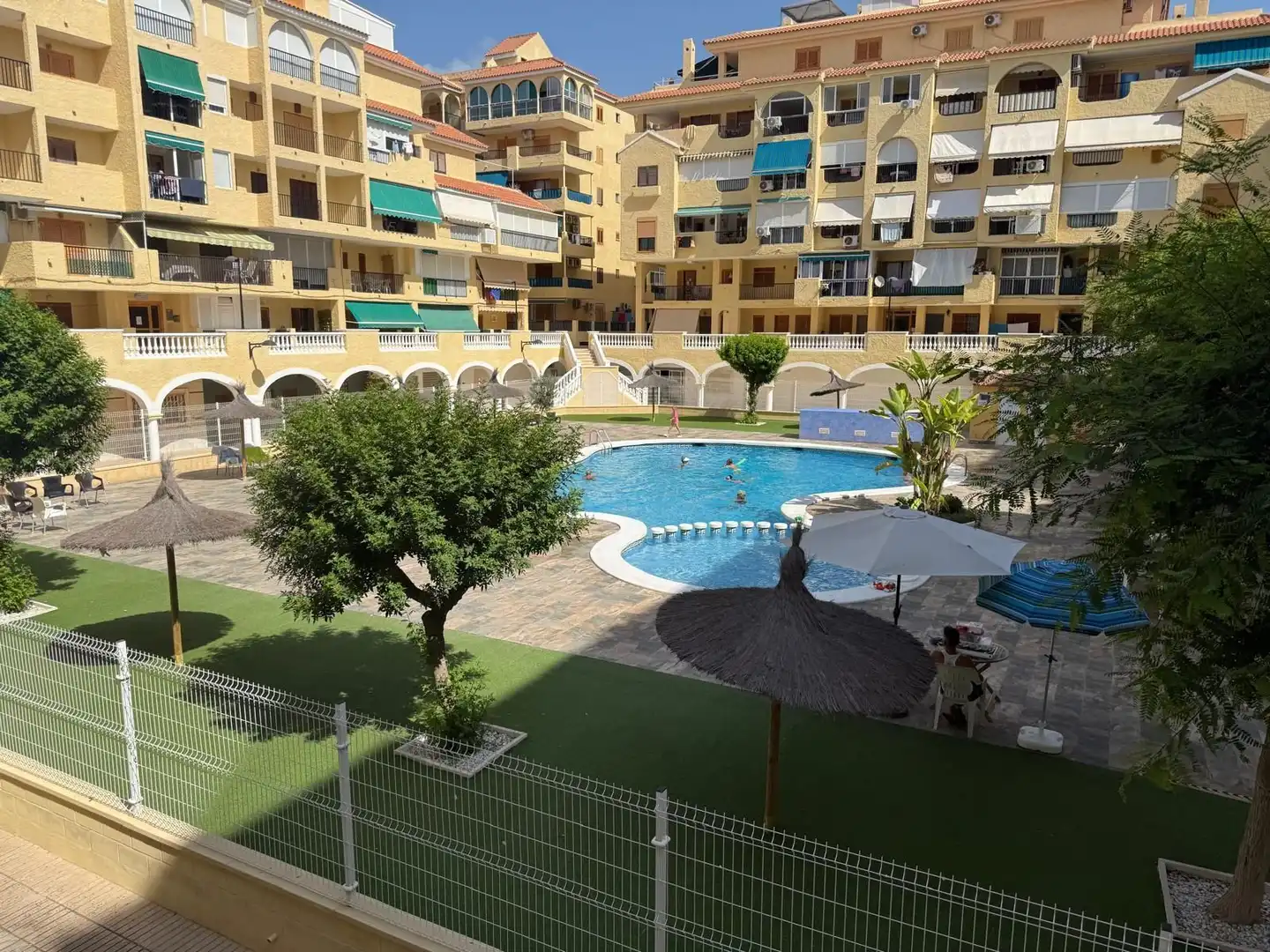 Piscina de Apartamento en venta en Torrevieja con Amueblado y Piscina comunitaria