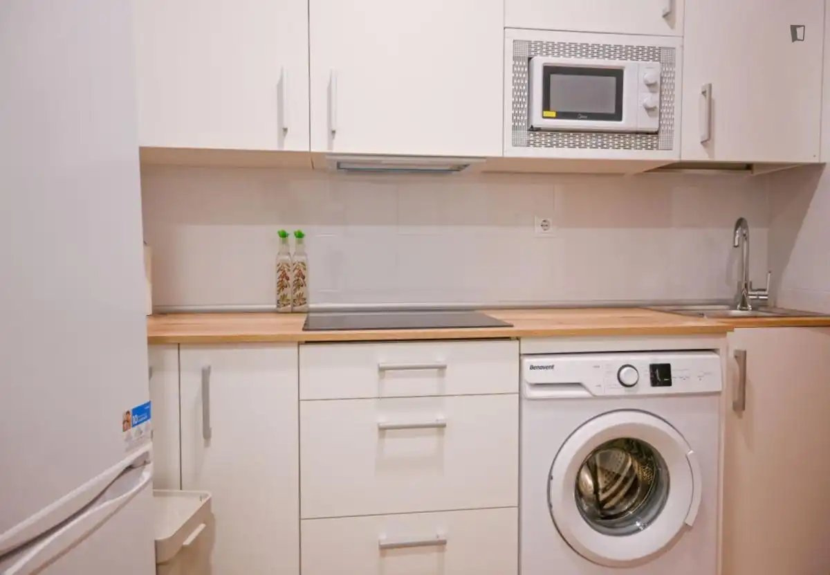 Cuina de Apartament de lloguer en Madrid amb Aire condicionat, Moblat i Rentadora