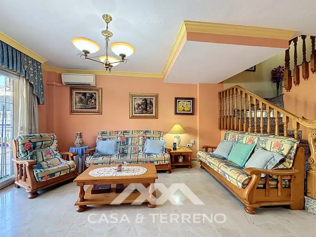 Sala d'estar de Casa adosada en venda en Vélez-Málaga amb Aire condicionat, Piscina i Microones