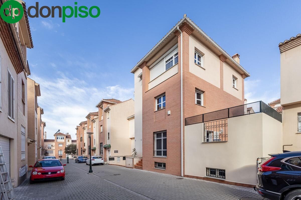 Vista exterior de Casa adosada en venda en  Granada Capital amb Aire condicionat, Calefacció i Jardí privat