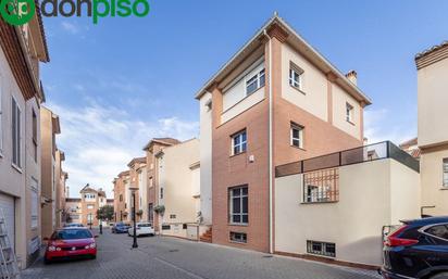 Vista exterior de Casa adosada en venda en  Granada Capital amb Aire condicionat, Calefacció i Jardí privat