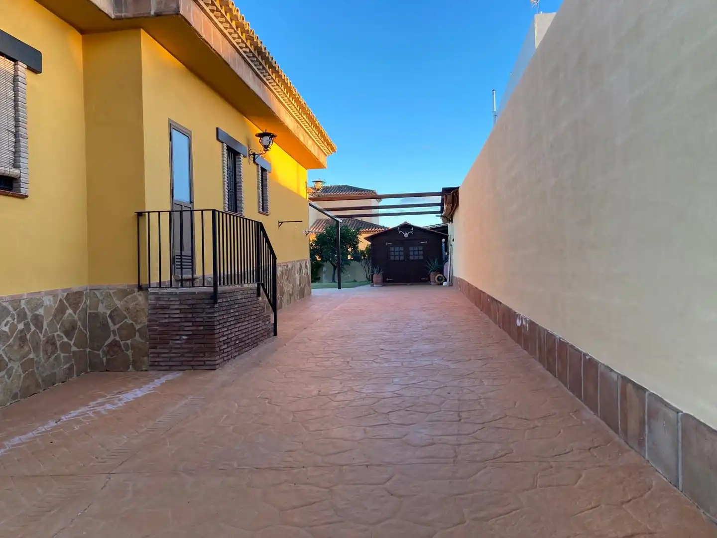 Vista exterior de Casa o chalet en venta en Fuengirola con Aire acondicionado, Jardín privado y Parquet