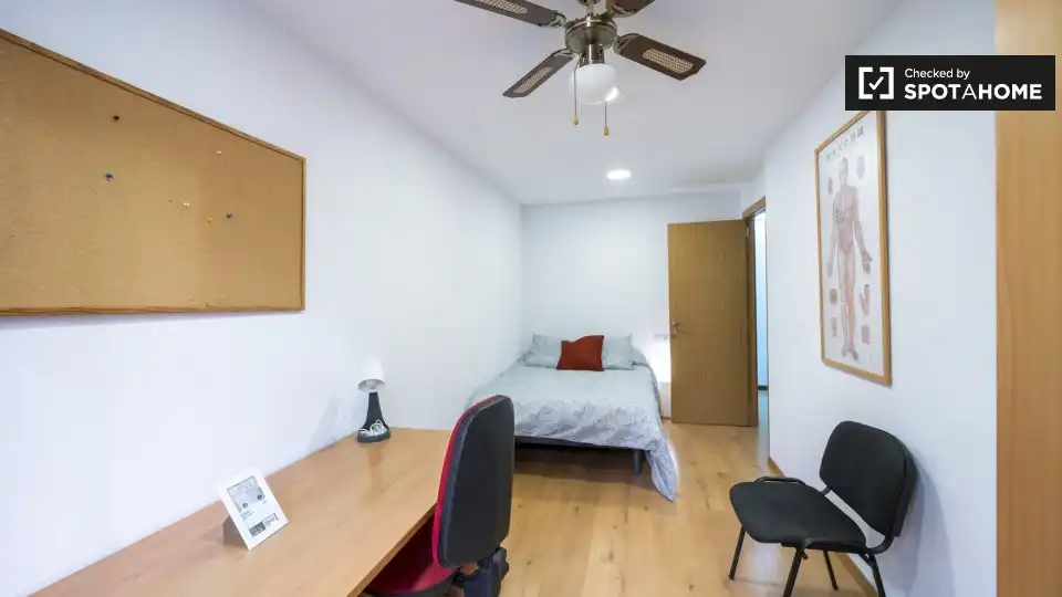 Habitación de Piso de alquiler en Valencia con Aire acondicionado, Calefacción y Amueblado