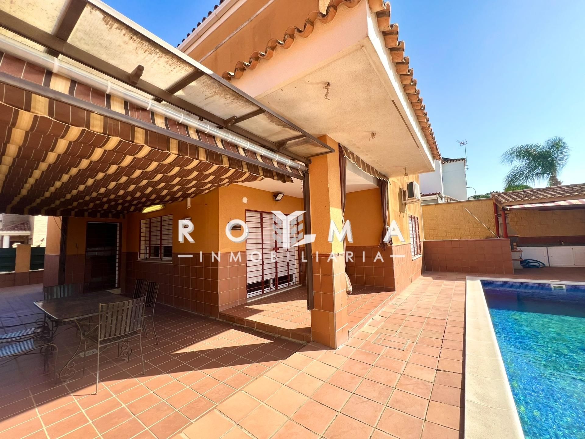 Vista exterior de Casa o xalet en venda en Alcalá de Guadaira amb Aire condicionat, Calefacció i Jardí privat