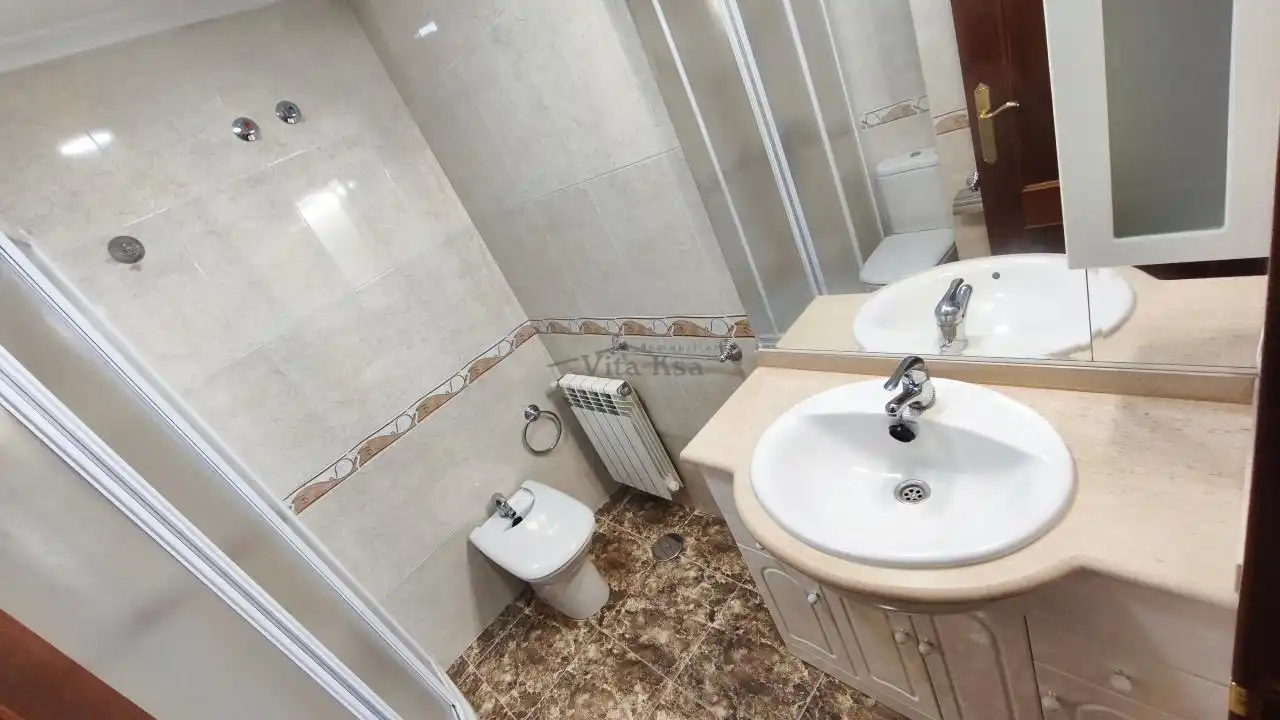 Bany de Pis de lloguer en Ourense Capital  amb Calefacció, Parquet i Terrassa