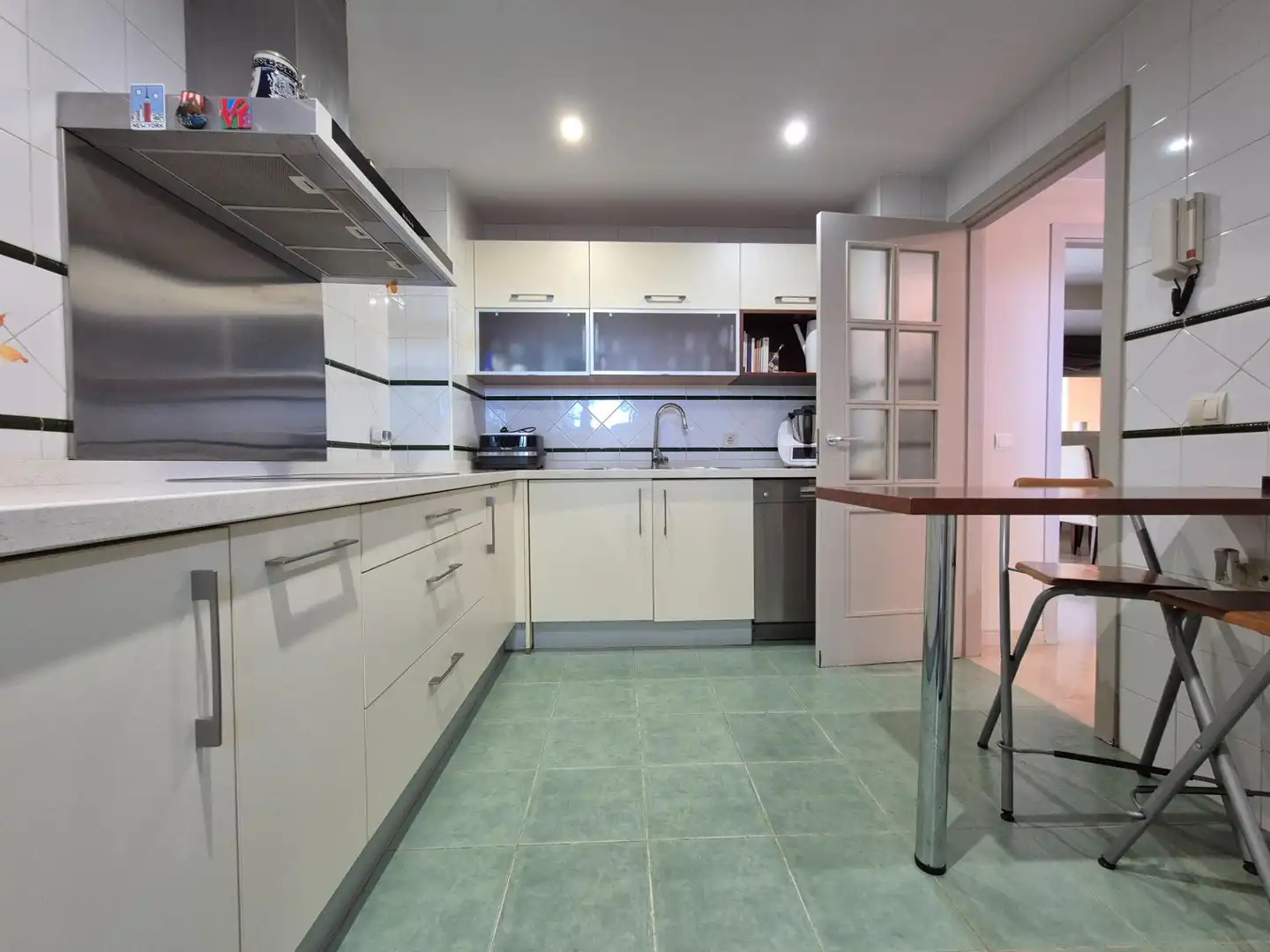 Cocina de Casa adosada de alquiler en Alcalá de Guadaira con Aire acondicionado, Calefacción y Jardín privado