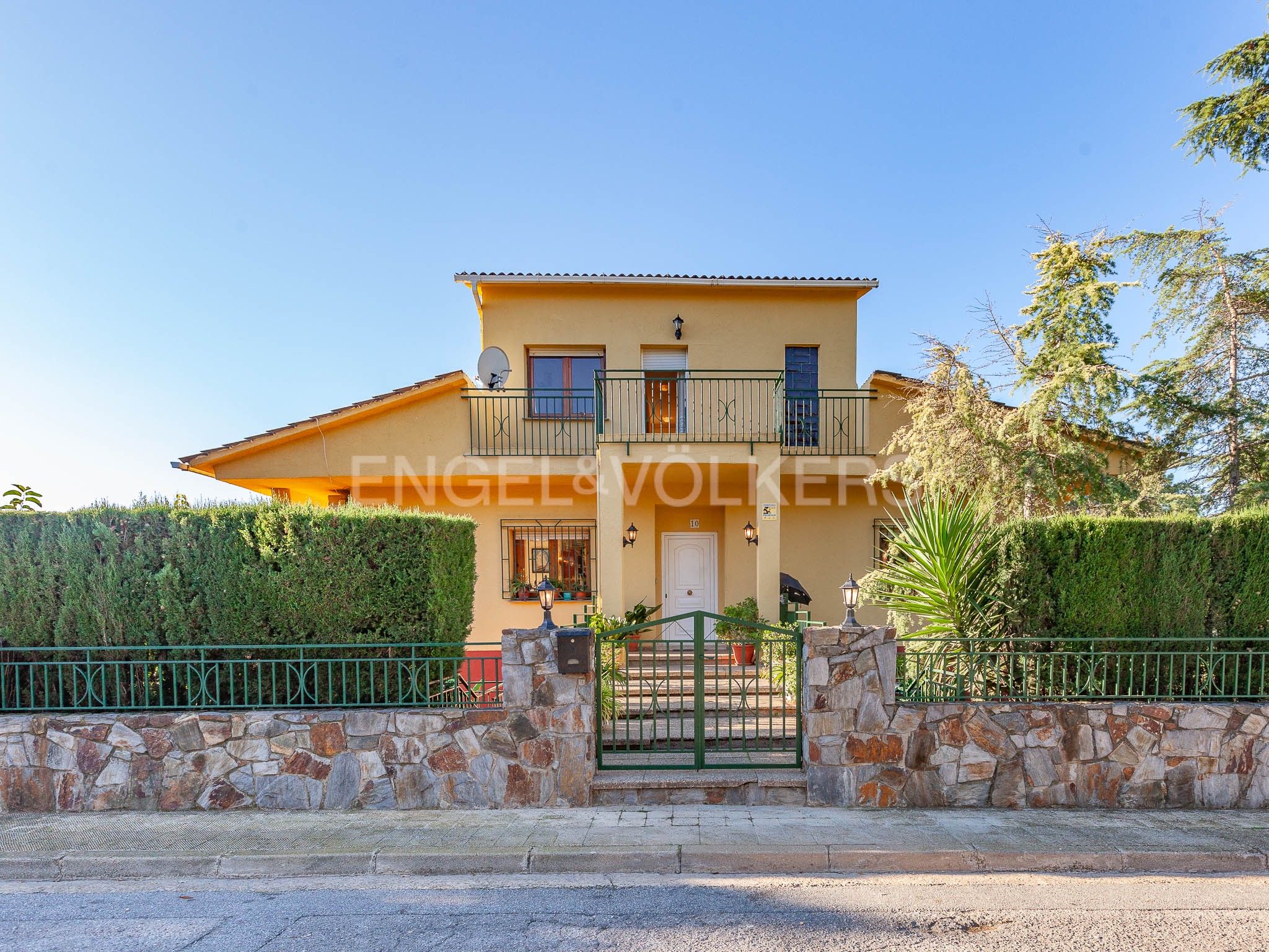 Exterior view of House or chalet for sale in Castellar del Vallès  with Air Conditioner, Heating and Private garden