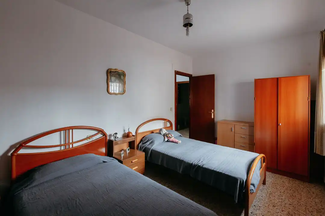 Dormitori de Casa o xalet en venda en Almuniente amb Calefacció, Terrassa i Moblat
