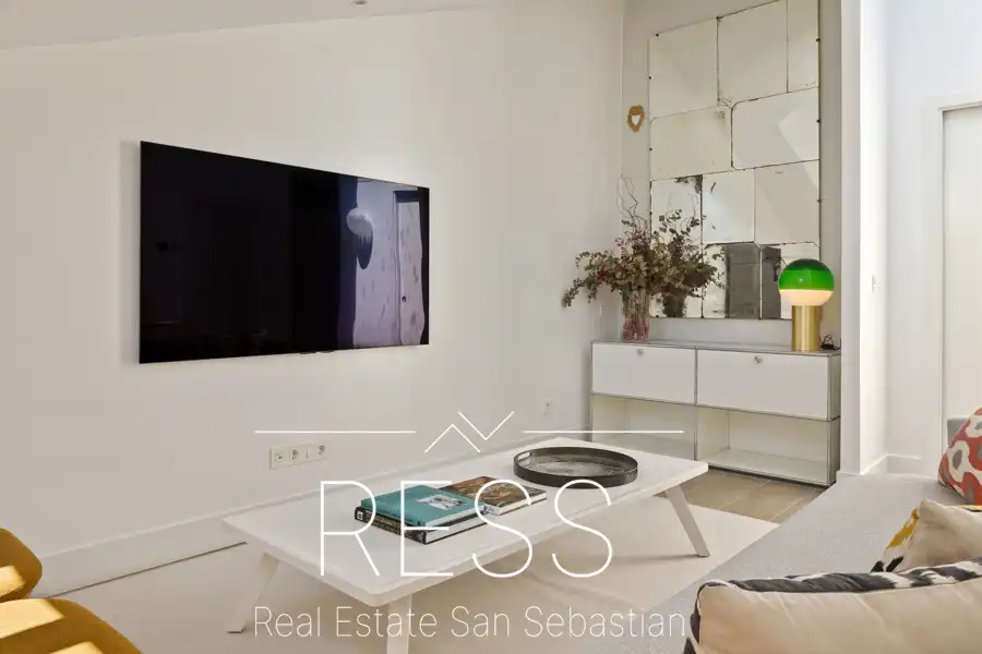 Sala d'estar de Pis en venda en Donostia - San Sebastián  amb Calefacció, Moblat i Forn