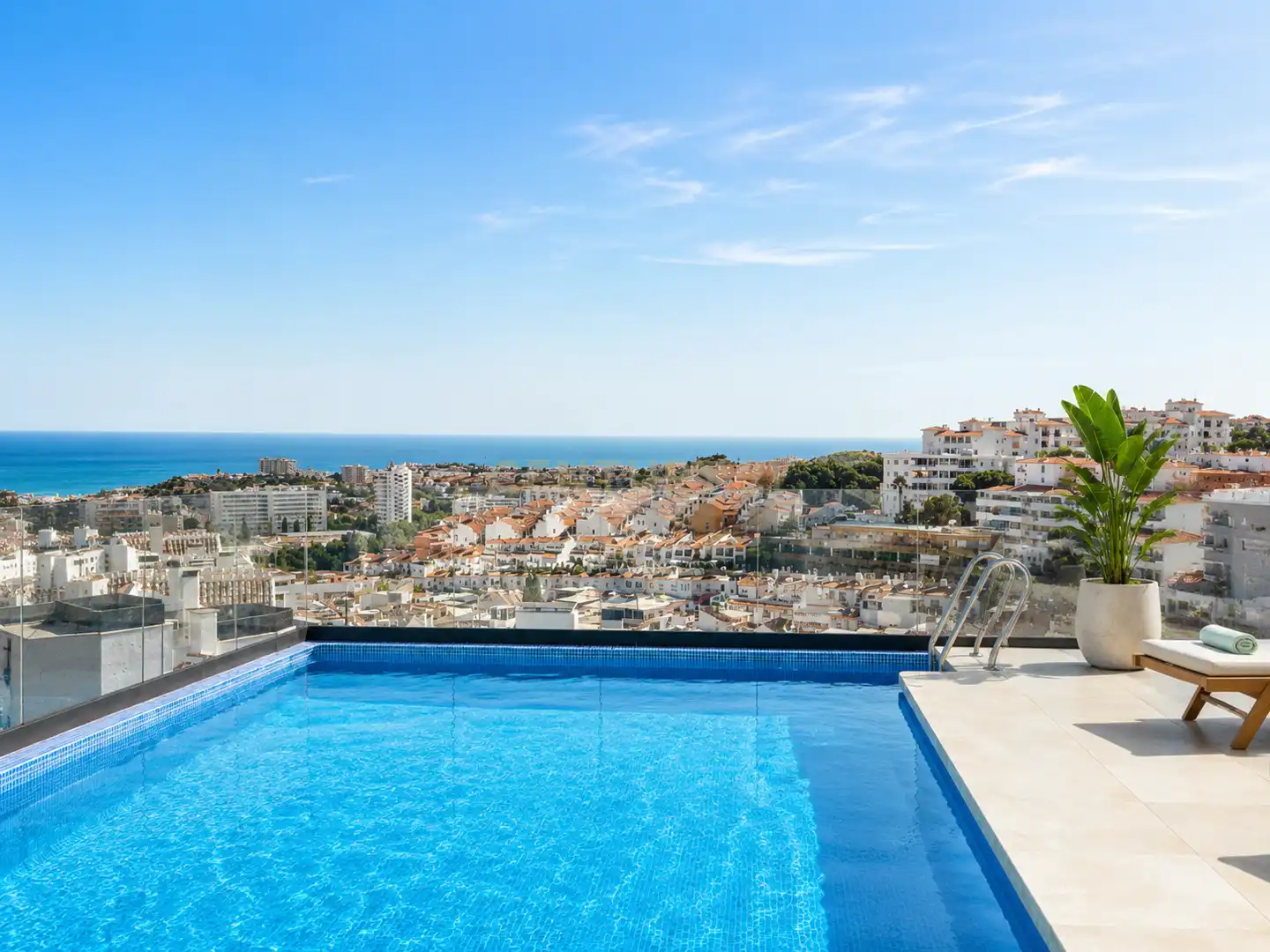 Schwimmbecken von Wohnungen zur Miete in Benalmádena mit Klimaanlage, Waschmaschine und Gemeinschaftspool