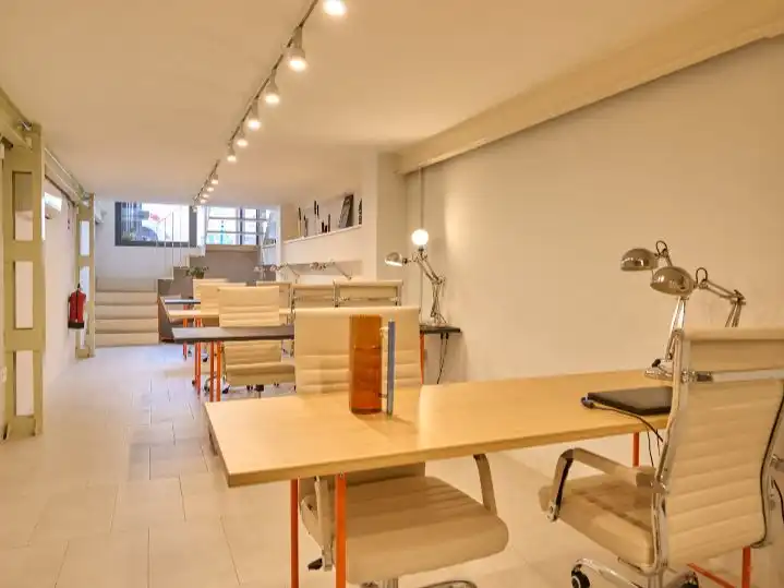 Büro zur Miete in Sevilla mit Klimaanlage, Heizung und Möbliert