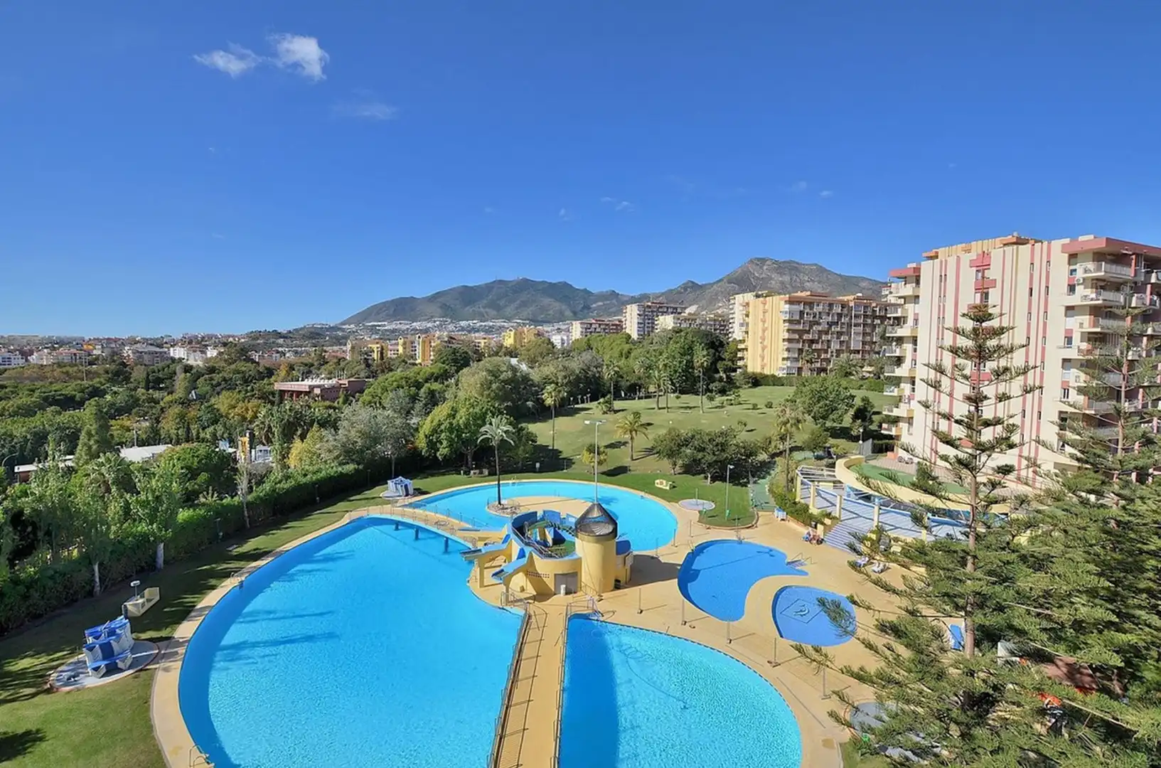 Piscina de Apartament en venda en Benalmádena amb Aire condicionat, Terrassa i Moblat