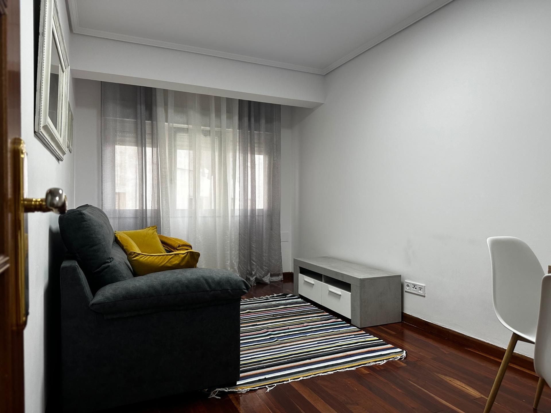 Sala d'estar de Pis de lloguer en Santander amb Parquet i Traster