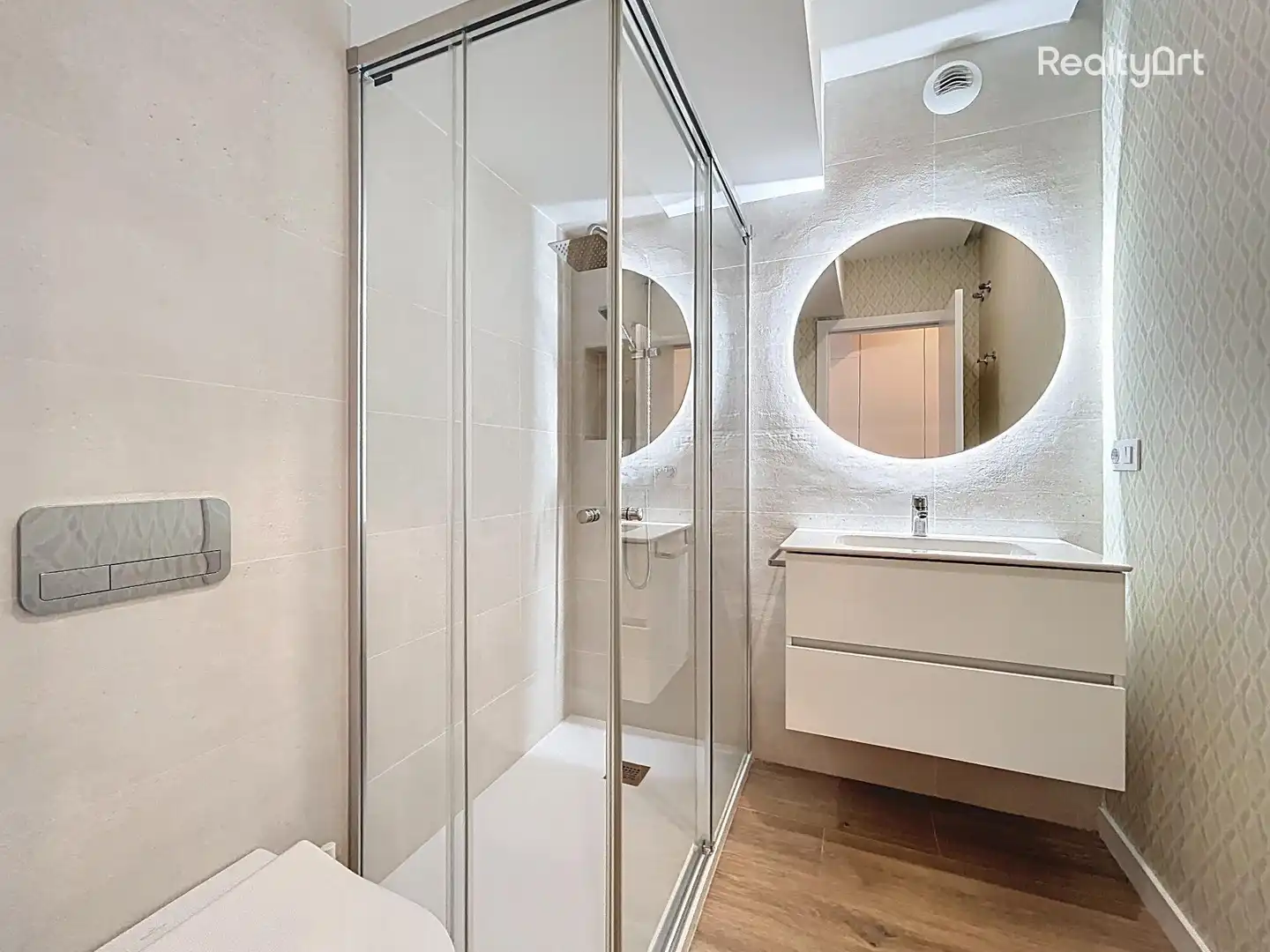 Bathroom of Flat for sale in Sevilla  with Air Conditioner and Furnished