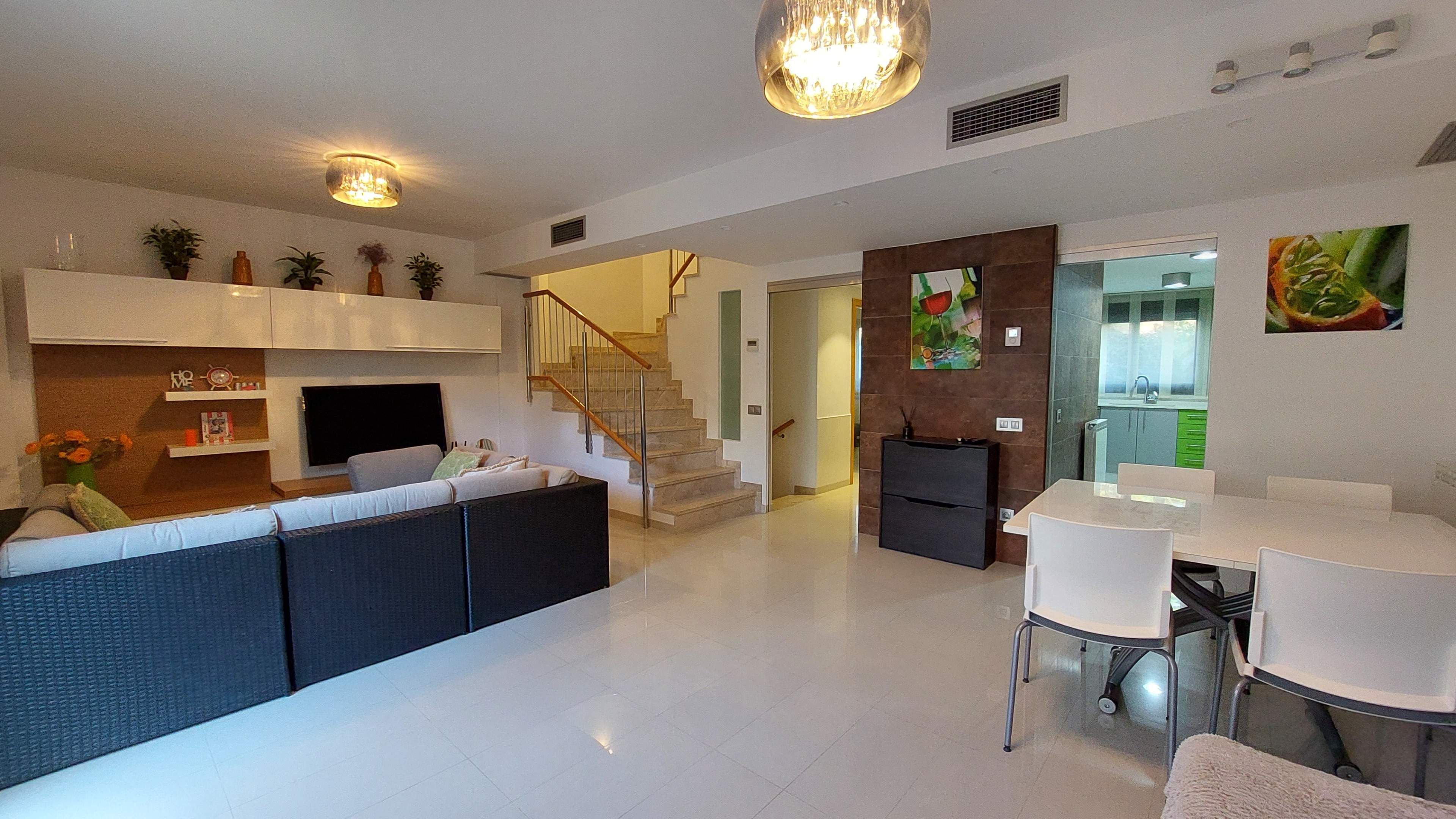 Sala d'estar de Casa adosada en venda en Salou amb Aire condicionat, Calefacció i Jardí privat