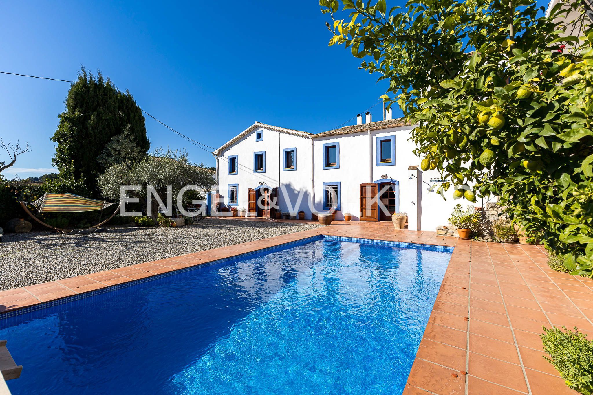 Vista exterior de Casa o xalet en venda en Torrelles de Foix amb Calefacció, Jardí privat i Terrassa