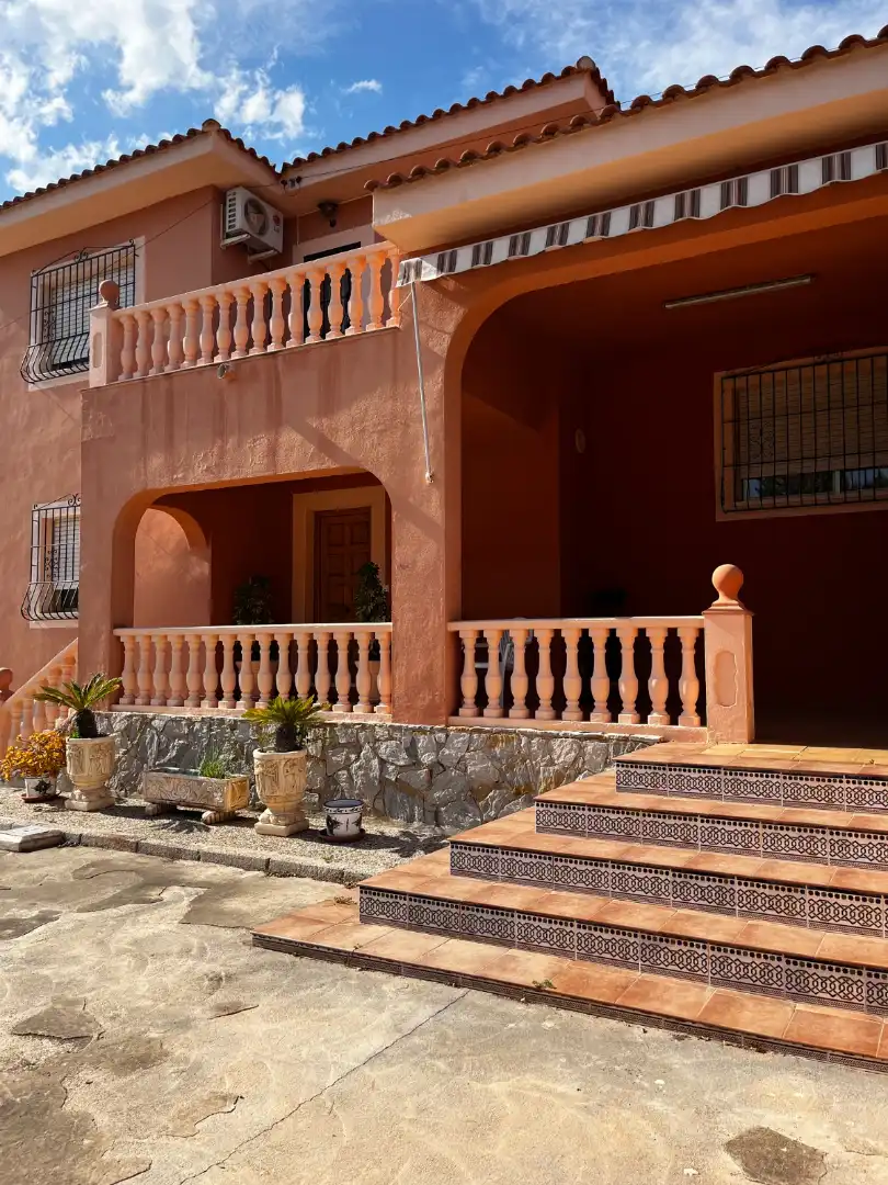 Außenansicht von Country house zum Verkauf in Mutxamel mit Privatgarten und Terrasse