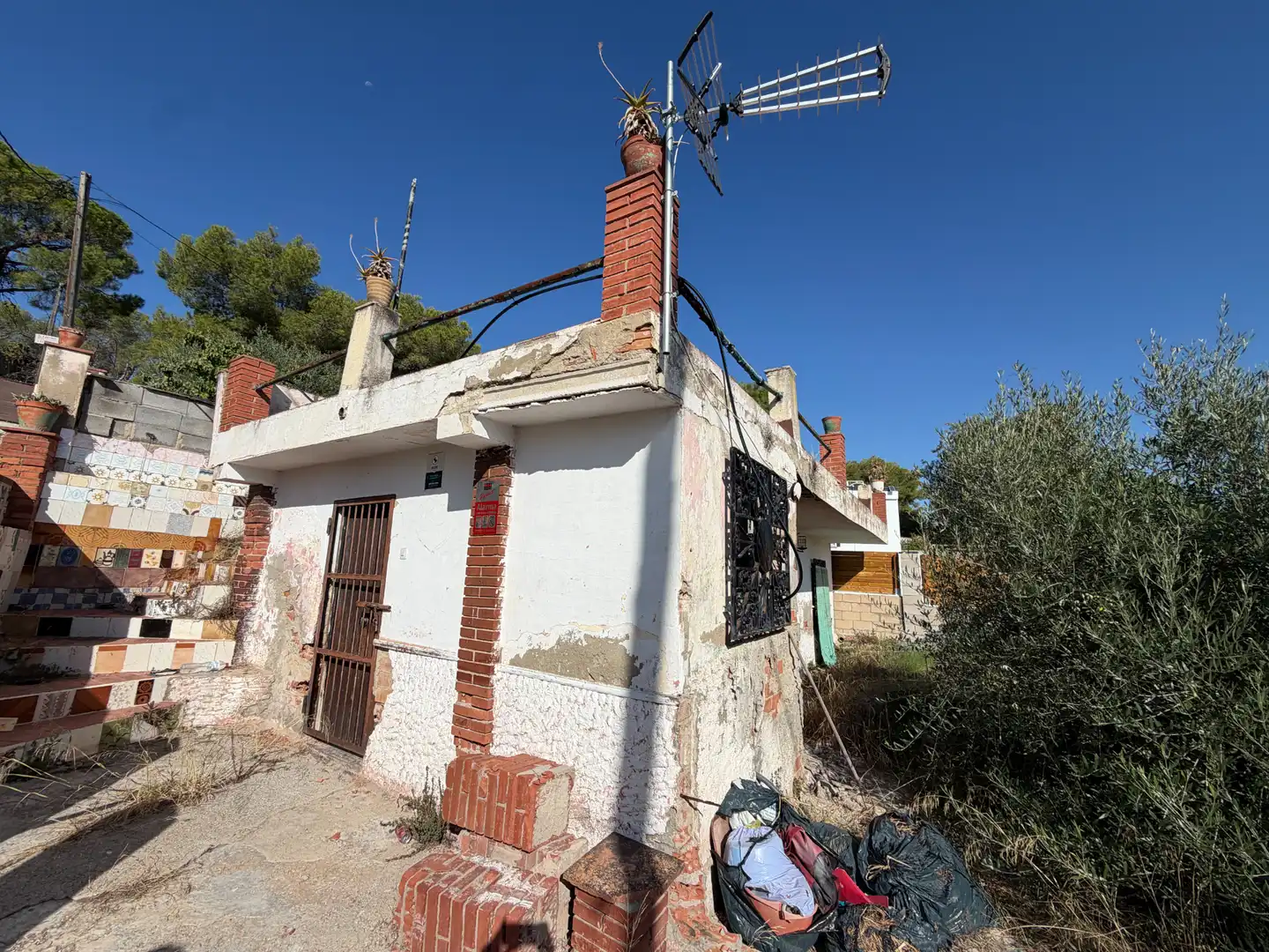 Vista exterior de Finca rústica en venda en Vilanova i la Geltrú amb Jardí privat, Terrassa i Piscina